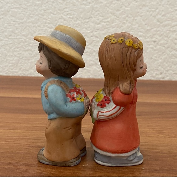 Pair of Vintage 1979 LUCY RIGG Adorable Kissing Boy & Girl Figurine Kitsch - Picture 4 of 15